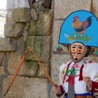 El de Verín es uno de los más vistosos de los numerosos entroidos gallegos. Desde el domingo anterior al carnaval, llamado Correidoiro, los cigarrones recorren perfectamente alineados mientras corren las calles de Verín haciendo sonar sus "ch...