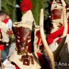 A las cinco de la tarde del domingo de carnaval la vaquilla y los cencerreros salen a las calles de este pequeño pueblo de Zamora. Otra fiesta recuperado recientemente.