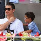 Cristiano Ronaldo llevó a su hijo, Cristiano Ronaldo Jr., al mirar el juego del Abierto de Madrid entre Rafael Nadal y Jarkko Nieminen, el 8 de mayo.