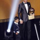 Cristiano Ronaldo Jr. acompañó a su padre para recibir el galardón a Mejor Jugador 2013, Balón de Oro de la FIFA.