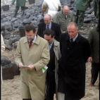 El rey Juan Carlos junto al entonces ministro Mariano Rajoy visitando las playas de Galicia. 