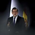 El presidente del Gobierno en funciones y líder del PP, Mariano Rajoy, declara un capital de 794.837, entre cuentas corrientes (20.462 euros) y fondos de inversión (401.940 euros), además de 226.503 euros en acciones que cotizan en Bolsa y o...