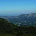 Dónde está: en Arriondas (Asturias). Hacia dónde mira: de fondo está el Cantábrico, a unos 1.000 metros de distancia, y entre medias los Picos de Europa. Datos curiosos el mirador acoge a sus visitantes desde hace más de 80 años. Fot...