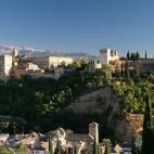 Dónde está: en Granada, en el barrio del Albaicín. Hacia dónde mira: desde San Nicolás se ve con una panorámica perfecta la Alhambra de Granada y Sierra Nevada. Datos curiosos: Bill Clinton ha sido uno de los visitantes del Mirador de...