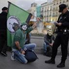 Alterar el orden público encapuchado o con cualquier elemento que dificulte la identificación. En la imagen, un manifestante encapuchado y con máscara de Anonymous es identificado por la Policía en noviembre de 2013 en Madrid.