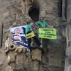 Escalar como acción de protesta edificios públicos o precipitarse desde los mismos. En la imagen, dos activistas de Greenpeace, encaramados sobre la Sagrada Familia de Barcelona.