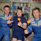 El astronauta Bill Shepherd (EEUU) y los cosmonautas Sergei Krikalev y Yuri Gidzenko fueron los primeros humanos en llegar a la ISS, el dos de noviembre de 2000.