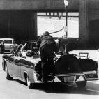 La limusina Lincoln en la que Kennedy resultó mortalmente herido no fue retirada tras el asesinato. De hecho, la Lincoln continuó dando servicio presidencial otros 13 años más. Aquí puedes ver una fotogalería de la limusina.