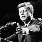 Kennedy renunció a su salario de presidente (100.000 dólares mas 50.000 en gastos al año) y decidió donarlo a la caridad.
