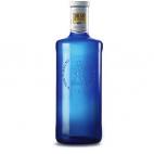 En 2006 la marca decidió renovar su imagen para celebrar su 150 aniversario, ahí nació su ya conocida botella azul hecha en cristal, con un tapón de fácil apertura y boca más ancha para que fuese más cómoda de servir. El envase no solo r...