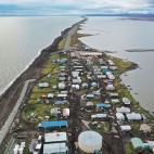 Vista aérea mediante un dron de Kivalina, bordeada por el Ártico