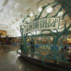 Slavianski Bulvard, a pesar de las apariencias, está estación se inauguró en el 2008. Está diseñada en estilo art-nouveau y recuerda al metro de París.