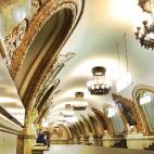 La estación Kíevskaya. Inaugurada en 1954 cuenta con numerosos mosaicos en los que se retratan episodios de la historia rusa. Debe su nombre a la cercana estación de tren de Kiev.