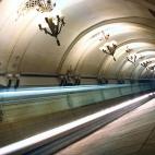 La estación Arbátskaya abrió sus puertas en 1953. Tiene un aire grandilocuente: hecha de mármol y con enormes candelabros. En un principio fue diseñada tanto como estación de metro como refugio en caso de bombardeo. Desde aquí se accede a...