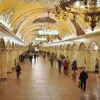 La estación Komsomólskaya, en la línea circular, fue concebida como la puerta de entrada a Moscú que maravillaría a los visitantes por su esplendor y poderío. Se convirtió en la apoteosis del estilo Imperio, estalinista, y de la megaloman...