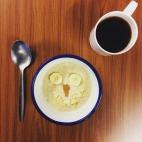 Brogan Driscoll muestra lo que acostumbran a desayunar los británicos: "En invierno solemos optar por desayunos calientes para combatir el frío, como el porridge de avena con leche caliente. Es barato y nutritivo, y además se puede personaliz...