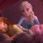 Por lo que parece, Elsa y Anna han vuelto a ser uña y carne. Volveremos a ver a una siempre perfecta Elsa y a una despeinadísima Anna que, por cierto, sigue usando el mismo pijama y las mismas sábanas que ya aparecieron en la película.