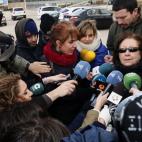 La madre de Raúl García Pérez, uno de los dos titiriteros encarcelados desde el pasado sábado acusados de ensalzar a ETA y Al Qaeda en un espectáculo de carnaval celebrado en Madrid, atiende a los medios de comunicación.