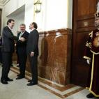 El presidente del Ejecutivo, Mariano Rajoy, saluda a los presidentes del Congreso y del Senado.