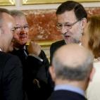 Mariano Rajoy charla con Luisa Fernanda Rudi y Alberto Fabra.