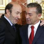 Alfredo Pérez Rubalcaba (izq.), conversa con el presidente de Canarias, Paulino Rivero.