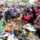 Homenaje frente a la casa de Mandela, horas después de su muerte