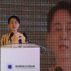 La líder opositora de Myanmar, Aung San Suu Kyi, se despide de Mandela en el Foro de la Mujer