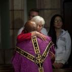 El arzobispo Desmond Tutu, de Cape Town (Sudáfrica) abraza a una feligresa al enterarse de la noticia