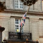 Bandera a media asta en la embajada británica en Japón