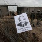 Retrato de Mandela en una zona fronteriza donde cada semana protestan palestinos.