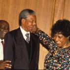 Mandela junto a Winnie Madikizela, más conocida como Winnie Mandela. Fue su segunda mujer, se casaron en 1958 y se divorciaron en 1996 a causa de escándalos políticos. Antes estuvo casado catorce años con Evelin Ntoko Mase, que falleció en 1957.