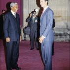 Junto al príncipe Felipe, cuando obtuvo el premio Príncipe de Asturias de Cooperación Internacional, 1992.