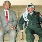 Mandela se reúne con Yasser Arafat.