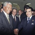 Mandela saluda al presidente tunecino Zine El Abidine Ben Ali, en su viaje al país mediterráneo en 1994.
