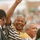 Mandela saluda en el partido de apertura de la Copa Mundial de rugby de 1995. Este torneo supuso el regreso de Sudáfrica, que no pudo participar en las anteriores ocasiones debido a las sanciones por sus políticas del apartheid.