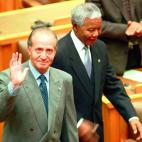 El rey Juan Carlos I y Mandela en el Parlamento de Cape Town, febrero de 1999.