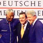 Mandela junto al entonces canciller, Gerhard Schroeder, y el presidente de EEUU Bill Clinton, en 2001.