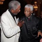 El actor Morgan Freeman junto al líder en una gala benéfica en 2007. Freeman interpretó a Mandela dos años después en la película Invictus.