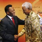 El mítico futbolista brasileño, Pelé, saluda a Mandela, en 2007.