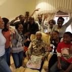 El político celebra su 90º cumpleaños rodeado de su familia.