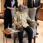 Carla Bruni, Nicolas Sarkozy y Nelson Mandela en la sede de la fundación Mandela, en 2008.