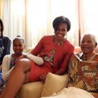 Michelle Obama y sus hijas posan junto a Nelson Mandela, en Sudáfrica en junio de 2011.