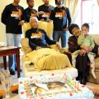 Mandela, su mujer, y algunos de sus nietos en su 93º cumpleaños. Todos llevan una camiseta por el día mundial de Nelson Mandela, que se instauró en 2010.