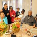 En su 94º cumpleaños, el líder sudafricano rodeado de parte de su familia, el 18 de julio de 2012.