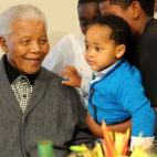 Mandela junto a uno de sus bisnietos en la celebración de su último cumpleaños.