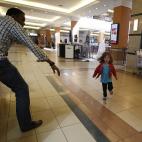 Lee aquí la historia de esta foto del atentado en un centro comercial de Nairobi (Kenia): Abdul Yusuf Haji, el héroe del asalto al centro comercial Westgate de Nairobi.