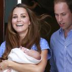 El hijo del Príncipe Guillermo y de Kate Middleton nació con portadas bajo el brazo.