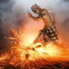 Ceremonia con fuego en Gianyar, en Bali (Indonesia), el 11 de marzo. El Nyepi o 'Día del Silencio' da inicio al año nuevo. Se mide en base al día siguiente de la luna nueva producida en el equinoccio de primavera