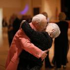 Donald Smitherman, de 98 años, y Marlene, bailando en Sun City, Arizona, el 5 de enero de 2013. Sun City, un barrio que comenzó a crecer hace medio siglo en Phoenix, fue la primera comunidad de EEUU pensada para mayores de 55 años. Reuters d...