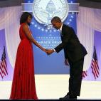 El presidente Barack Obama se inclina ante la primera dama, Michelle Obama, mientras canta Jennifer Hudson en el tradicional baile tras la toma de posesión. En Washington, el 21 de enero de 2013. [Así ha cambiado Obama desde que llegó a la p...